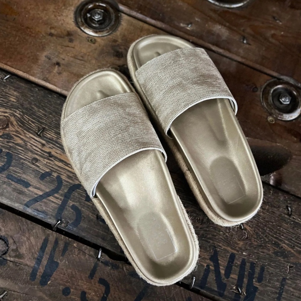 NWOB SHUSHOP CRISANTA SANDALS IN GOLD WOVEN - SIZE 9